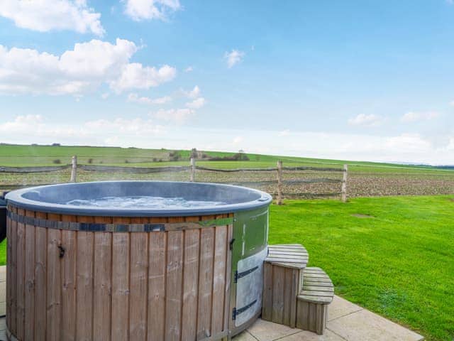 Hot tub | The Gallops - Ilsley Farm Barns, East Ilsley, near Newbury