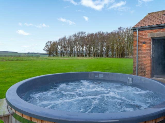 Hot tub | The Gallops - Ilsley Farm Barns, East Ilsley, near Newbury
