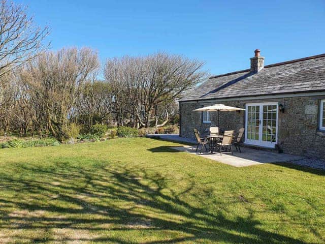 Sitting-out-area | Stone Farm Cottage, Pendeen