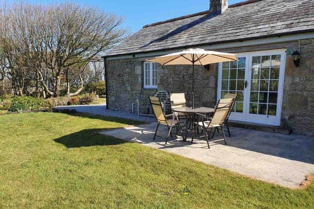 Sitting-out-area | Stone Farm Cottage, Pendeen