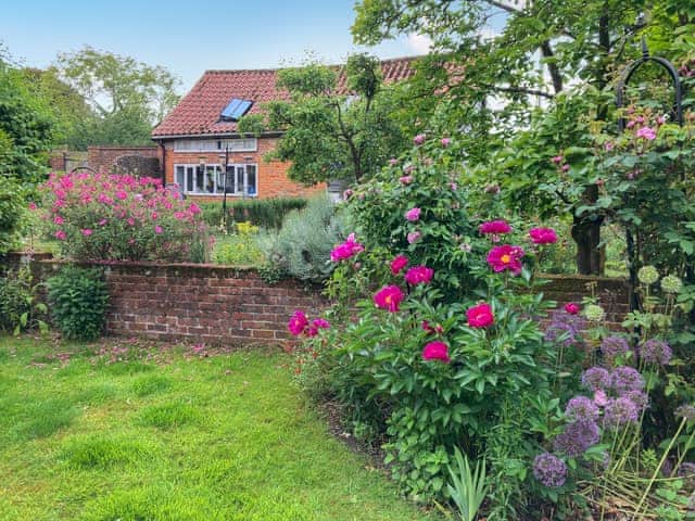 set in beautiful gardens | Simpers Drift, Great Glemham, near Framlingham