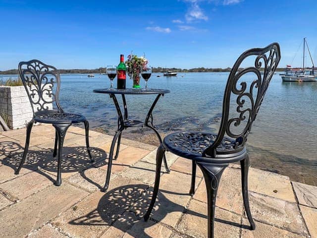Sitting-out-area | Quayside Cottage - The Quay, Waldringfield