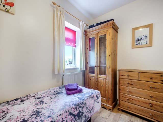 Twin bedroom | Cowslip Cottage - Clapham Holme Farm Cottages, Great Hatfield, near Hornsea