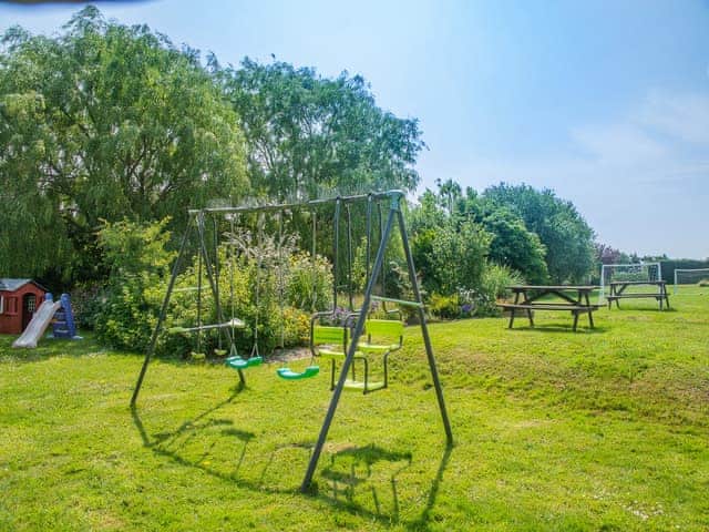 Surrounding area | Cowslip Cottage - Clapham Holme Farm Cottages, Great Hatfield, near Hornsea
