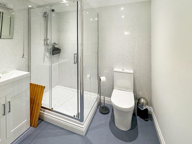 En-suite bathroom | 13 Great Cliff - Great Cliff, Dawlish