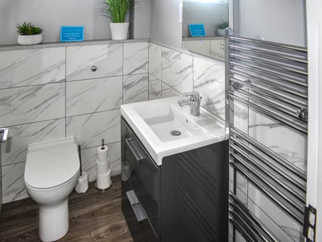 Bathroom | Oak Park One - Oak Park Lakes, Tiverton