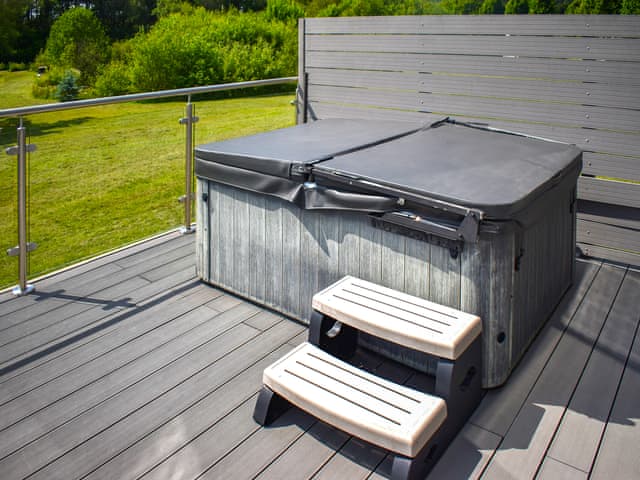 Hot tub | Oak Park Two - Oak Park Lakes, Tiverton