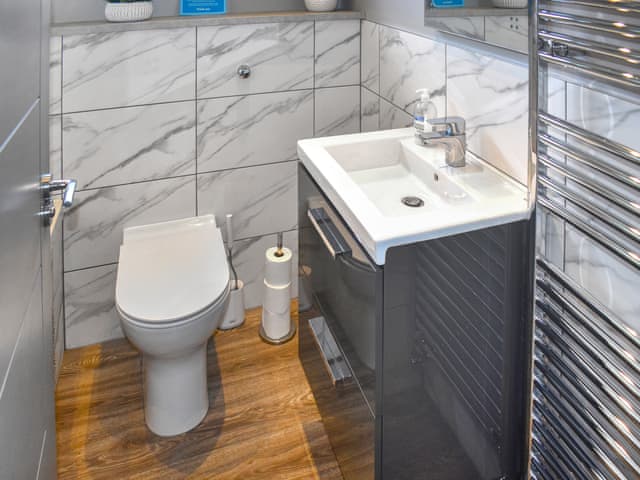 Bathroom | Oak Park Two - Oak Park Lakes, Tiverton