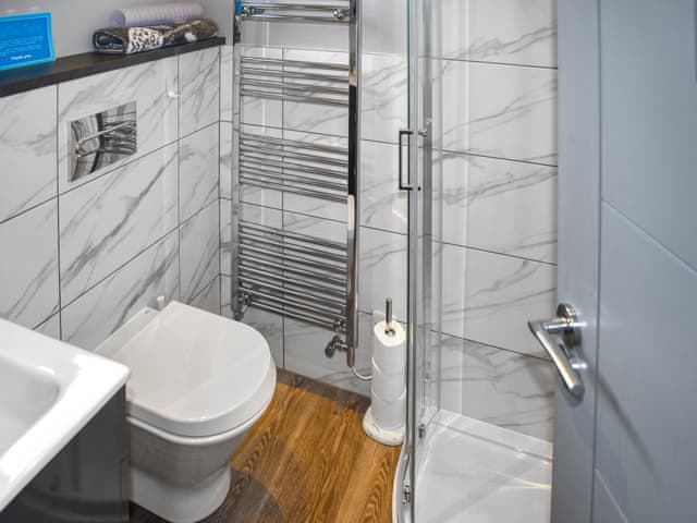 Bathroom | Oak Park Two - Oak Park Lakes, Tiverton