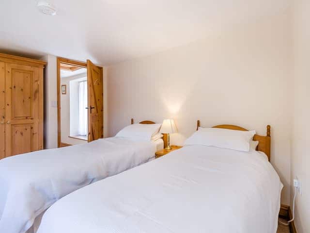 Twin bedroom | Butler’s Barn, Darsham