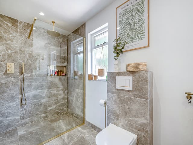 Bathroom | Fir Trees - Fir Tree Holidays, Crowborough
