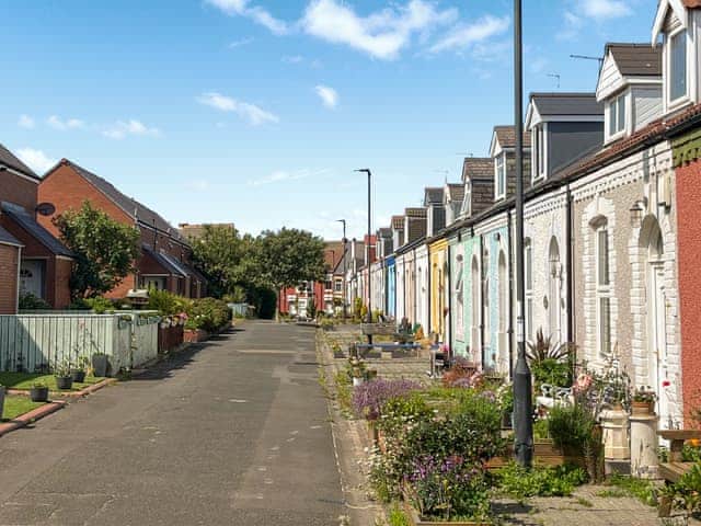Simpson Street. Pebble Cottage sits in the middle of this pretty row of historic fisherman´s dwellings | Pebble Cottage, Cullercoats, near Tynemouth