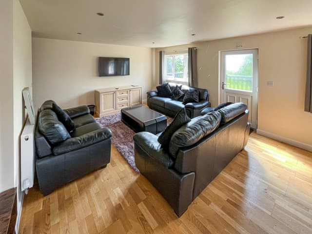 Living area | James Ville Marina - Ivy - James Villa Marina, Brigg