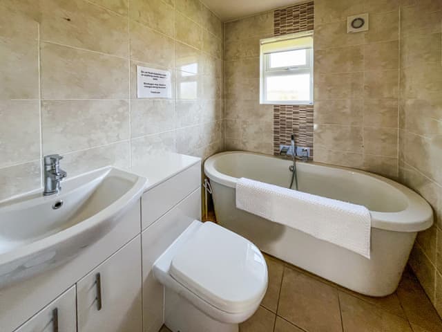 Bathroom | James Ville Marina - Ivy - James Villa Marina, Brigg