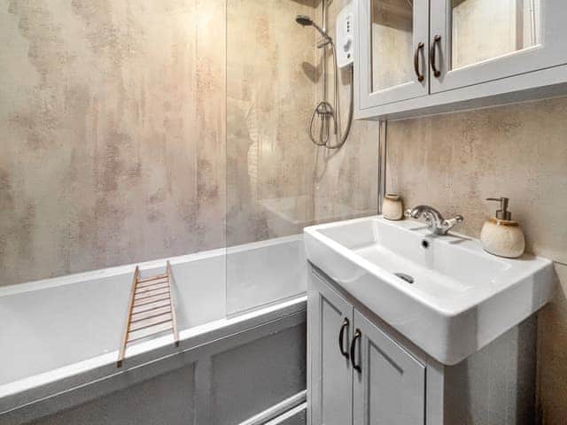 Bathroom | Whalers Cottage, Whitby