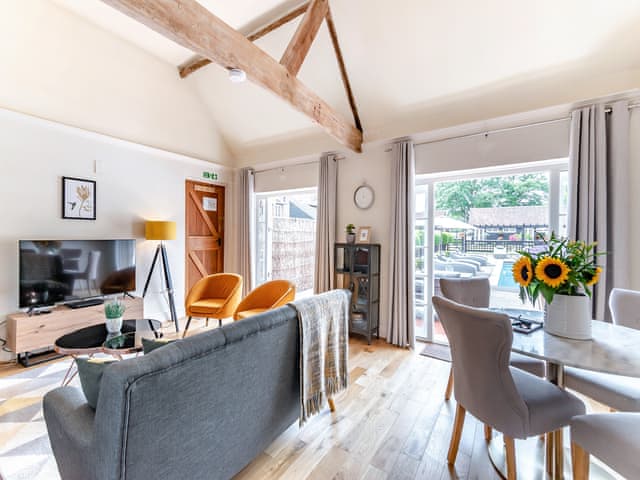 Living room/dining room | The Pool House - Whitmoor Farm, Woking, near Guildford