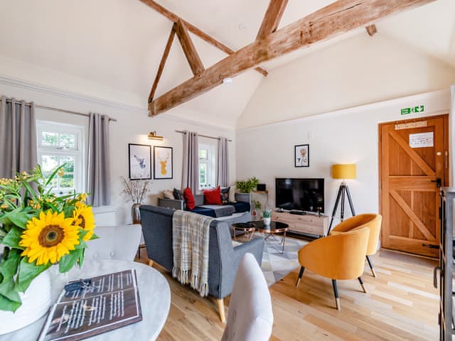 Living room/dining room | The Pool House - Whitmoor Farm, Woking, near Guildford