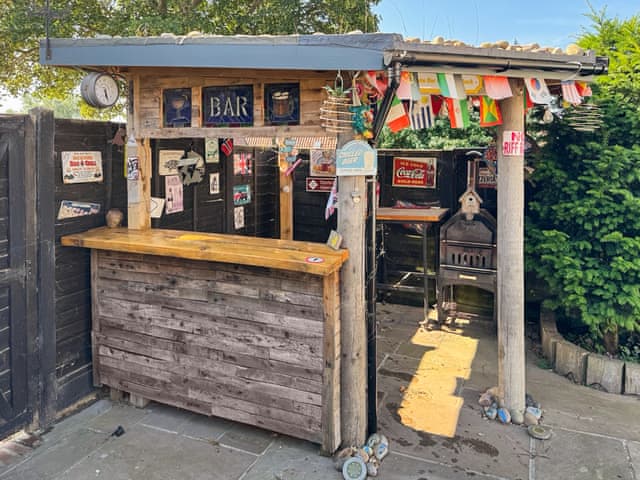 Outdoor eating area | Hill House, Snape
