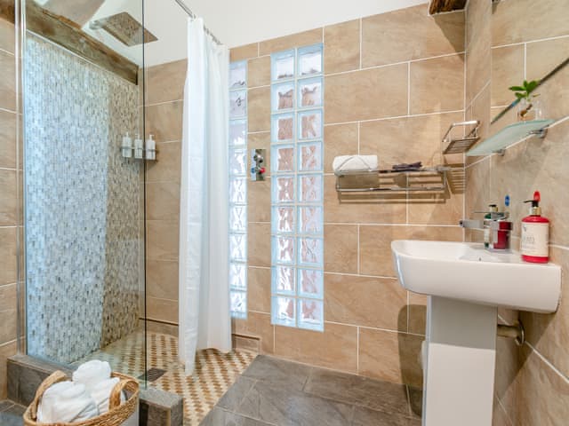 En-suite | The Cottage - Whitmoor Farm, Woking, near Guildford