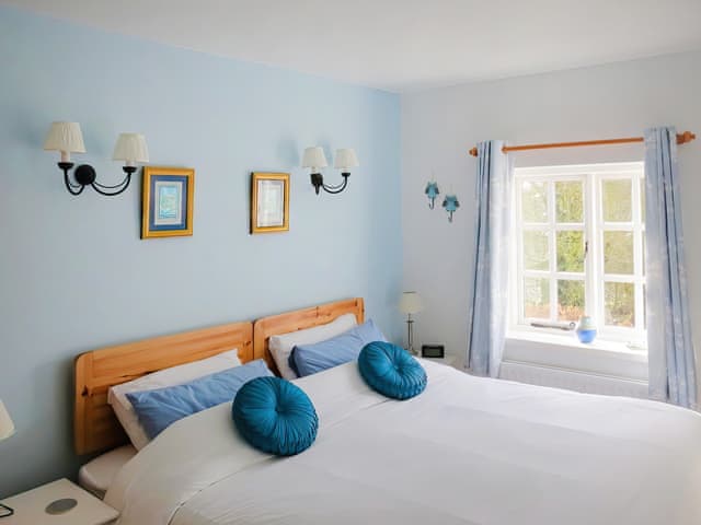 Double bedroom | Barn Owl Cottage, Offchurch, near Leamington Spa