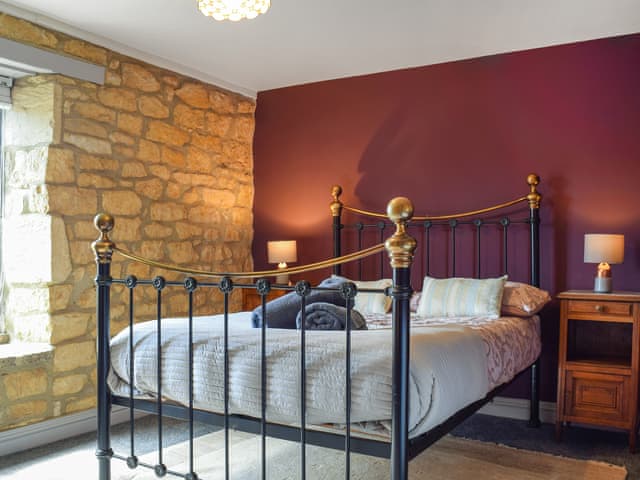 Kingsize bedroom | Bow Cottage, Bourton On The Water