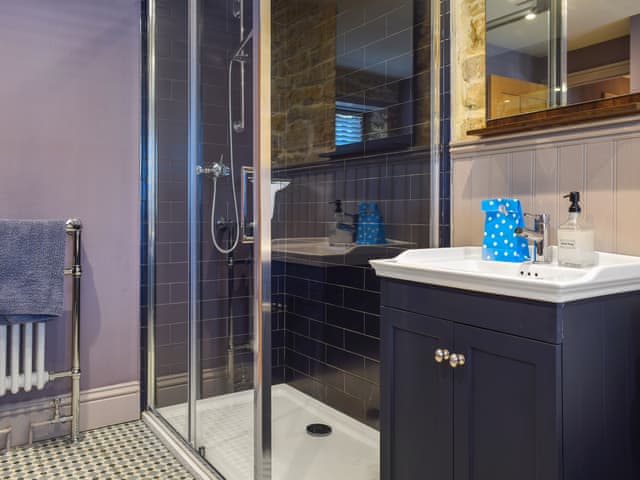Bathroom | Bow Cottage, Bourton On The Water