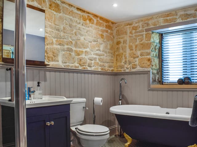Bathroom | Bow Cottage, Bourton On The Water