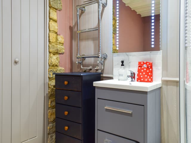 Downstairs En Suite Bathroom | Bow Cottage, Bourton On The Water