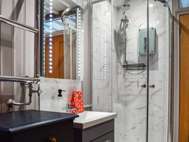 Downstars Shower | Bow Cottage, Bourton On The Water