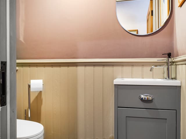Downstairs WC | Bow Cottage, Bourton On The Water