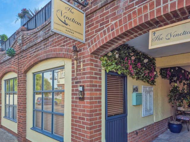 Exterior | The Venetian, Horning