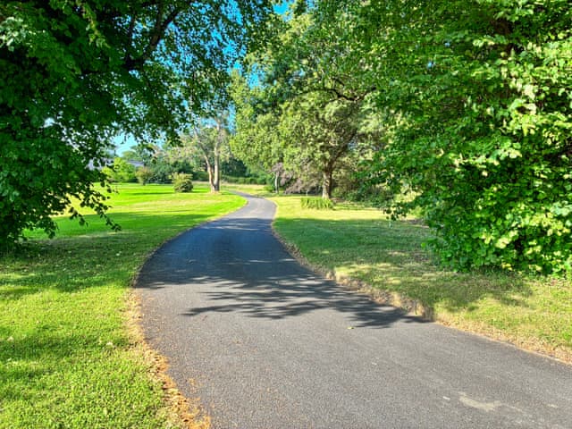Driveway | Bumblebee Cottage - Goldburn Barns, Okehampton