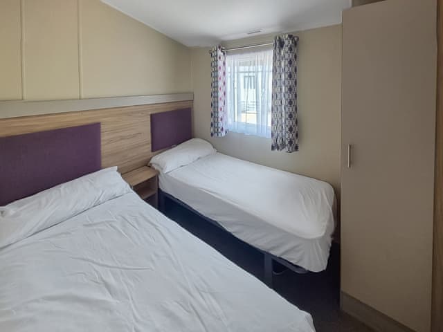 Twin bedroom | Seaside Retreat, Hayling Island