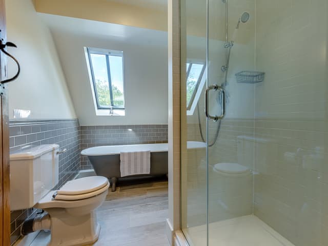 Bathroom | Kings Cottage South - Kings Cottages Holidays, Salisbury