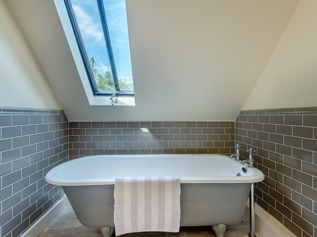 Bathroom | Kings Cottage South - Kings Cottages Holidays, Salisbury