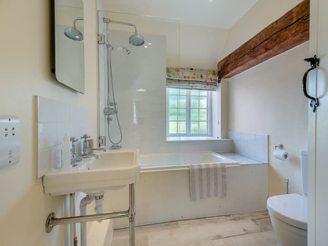 Bathroom | Kings Cottage South - Kings Cottages Holidays, Salisbury