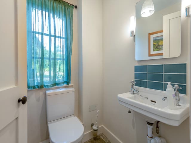 Bathroom | Kings Cottage South - Kings Cottages Holidays, Salisbury