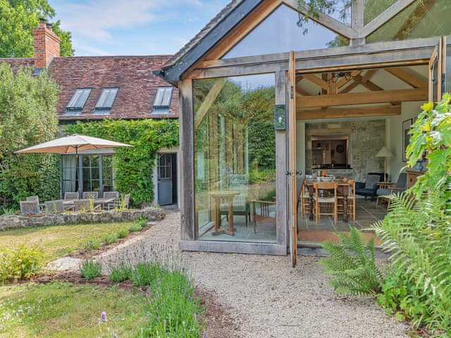 Sitting-out-area | Kings Cottage South - Kings Cottages Holidays, Salisbury