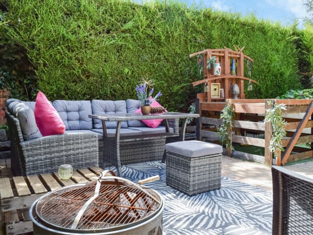 Sitting-out-area | Grange House, Gamston, near Nottingham