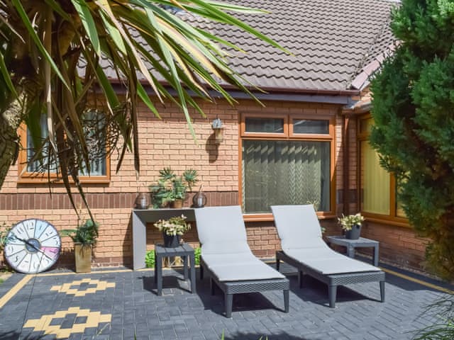 Sitting-out-area | Grange House, Gamston, near Nottingham