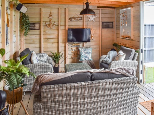 Sitting-out-area | Beachman&rsquo;s Cottage, Great Yarmouth