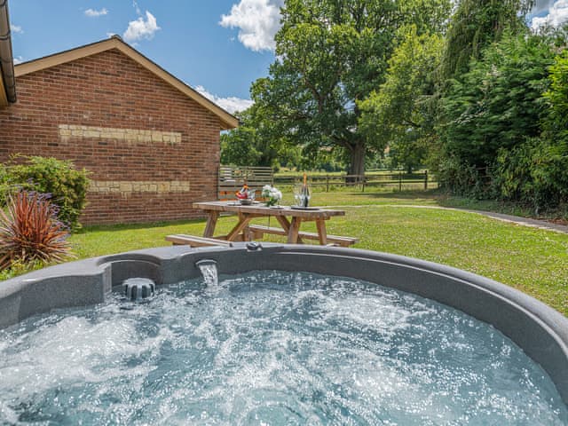 Hot tub | Maplewood - The Victorian Barn, Blandford Forum