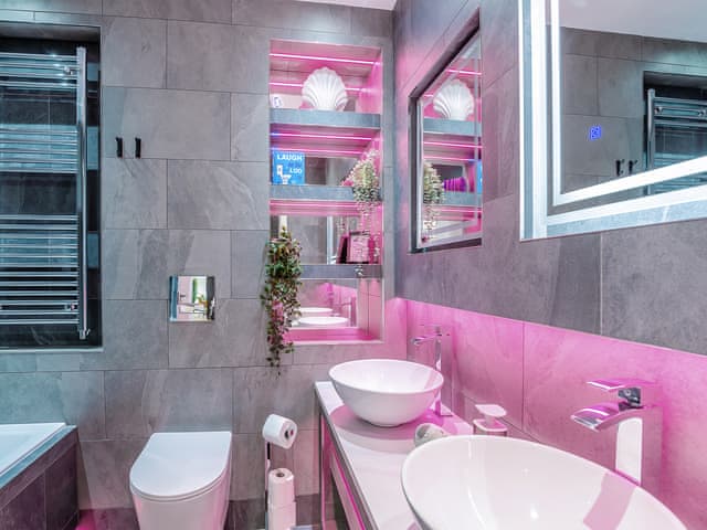 Bathroom | Micklemore Lakes & Lodges, North Thoresby