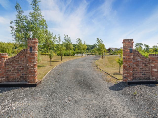 Driveway | Micklemore Lakes & Lodges, North Thoresby