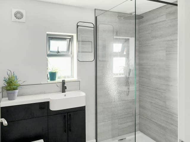 Shower room | Pebblestones, Bude