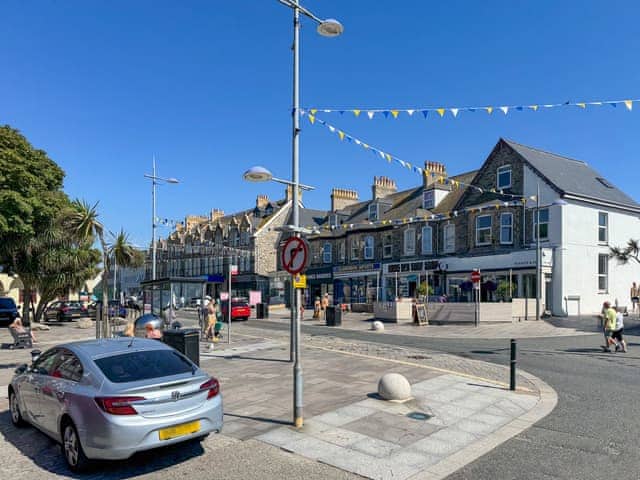 To the South Newquay Town Centre High Steet, 2 minutes walk | Summer Breeze, Newquay