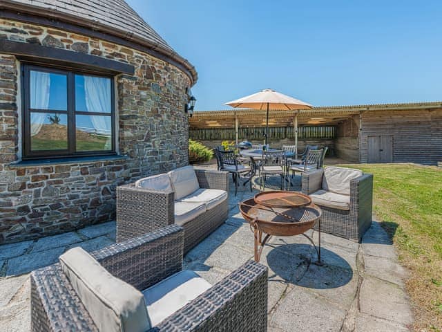 Sitting-out-area | The Old Roundhouse, Hartland, Bideford