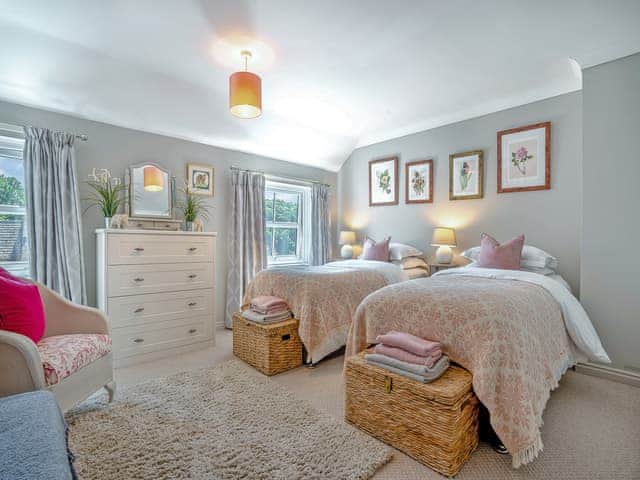 Twin bedroom | Halfehill Cottage, Richmond