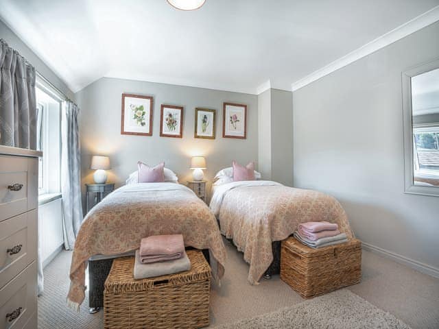 Twin bedroom | Halfehill Cottage, Richmond