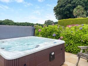Hot tub | Galloway FarmstayClaunch, Newton Stewart